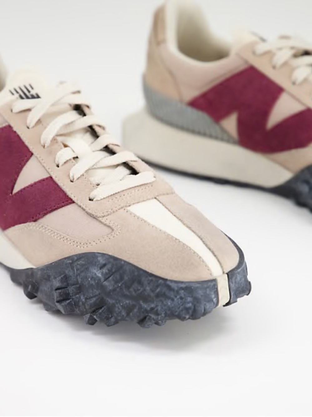 Men’s New Balance XC72 sneakers in beige and red
